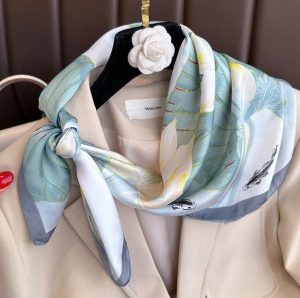 Khăn lụa quàng cổ